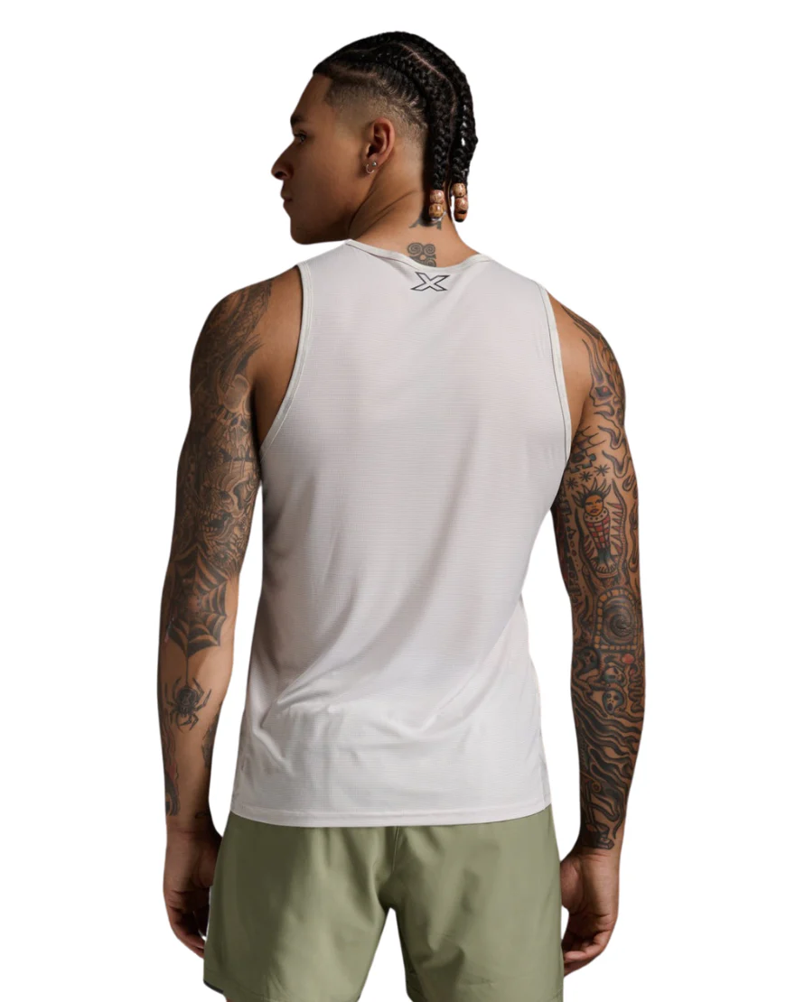 Men's 2XU Aero Running Tank Top :Carbon | Moon - Image 2