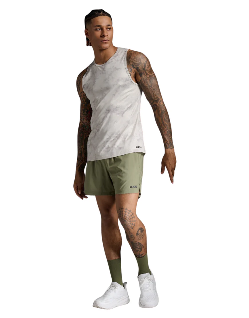Men's 2XU Aero Running Tank Top :Carbon | Moon - Image 3
