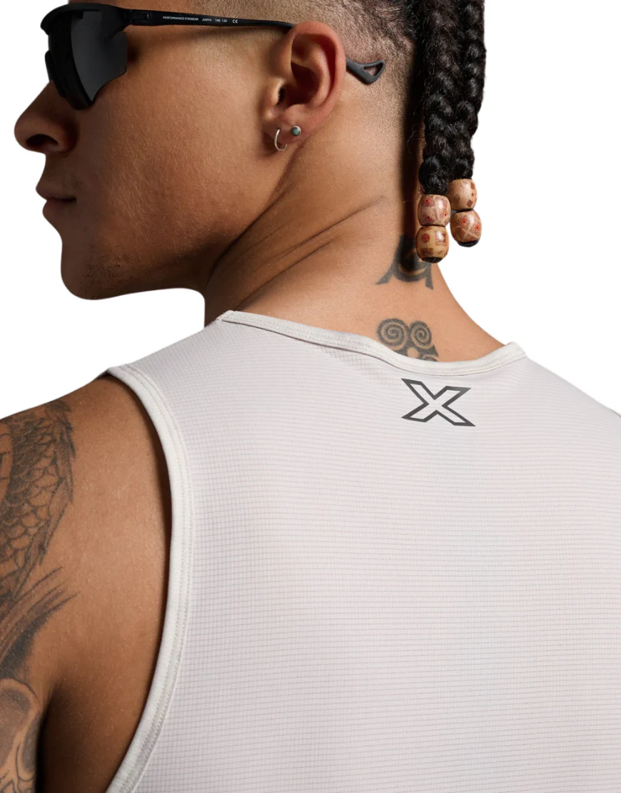 Men's 2XU Aero Running Tank Top :Carbon | Moon - Image 4