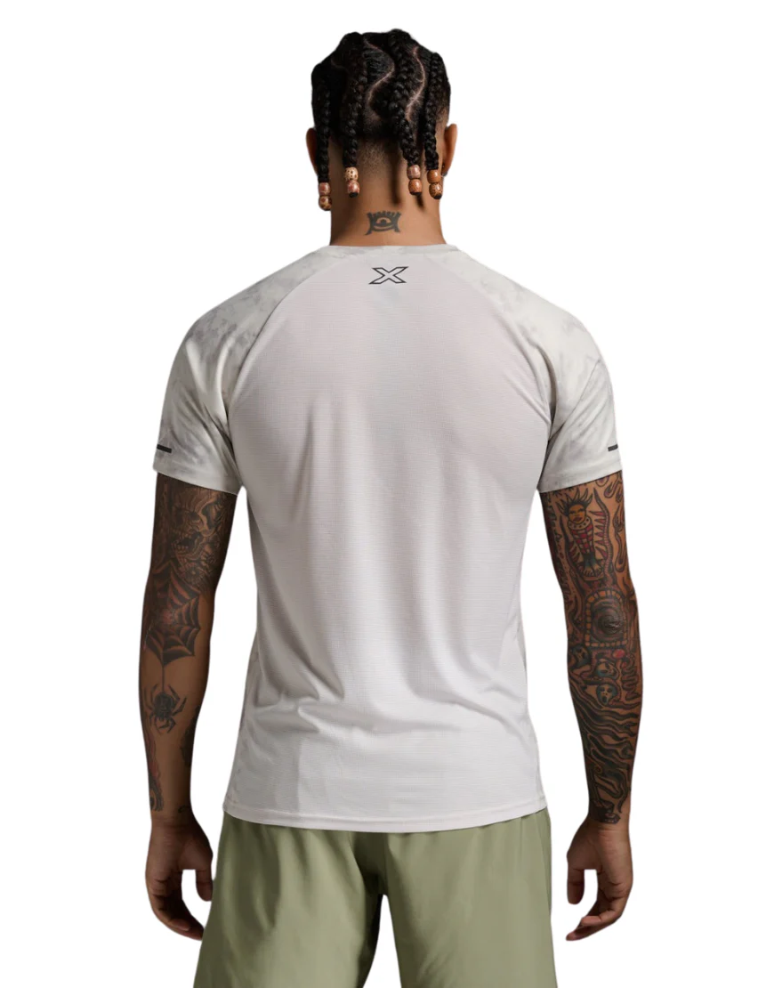 Men's 2XU Aero Running Tee :Carbon | Moon - Image 2