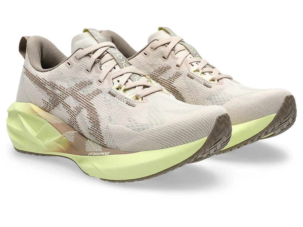 Novablast 5 Women's :Mineral Beige | Taupe Grey - Image 3