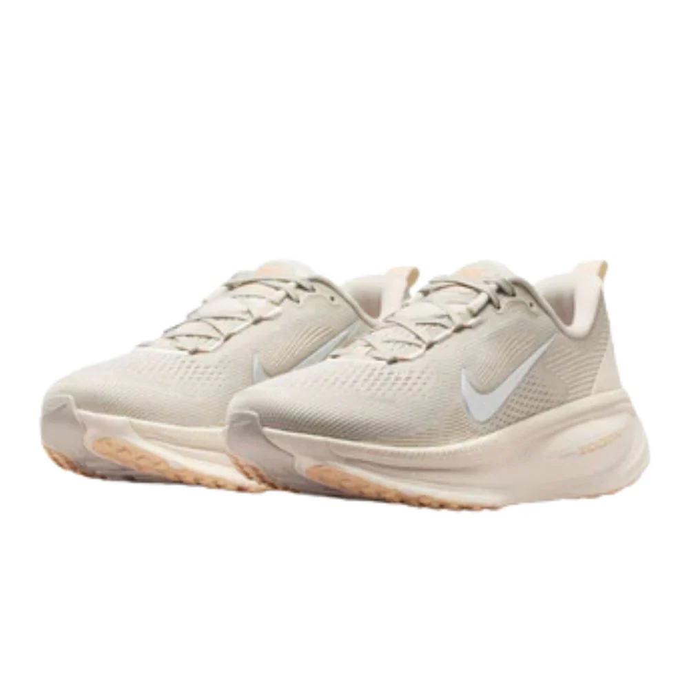 Vomero 18 Women's :Light Bone | Metallic Silver - Image 2