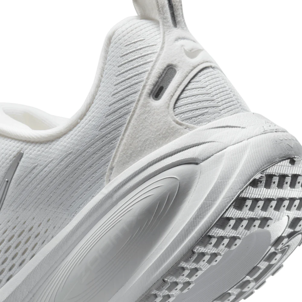 Vomero 18 Women's :White | Metallic Silver Photon Dust - Image 4